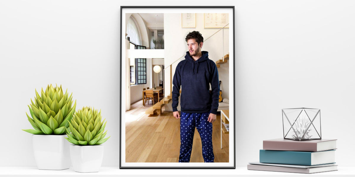 Hombre vistiendo ropa térmica para hombres sudadera hoodie mostaza