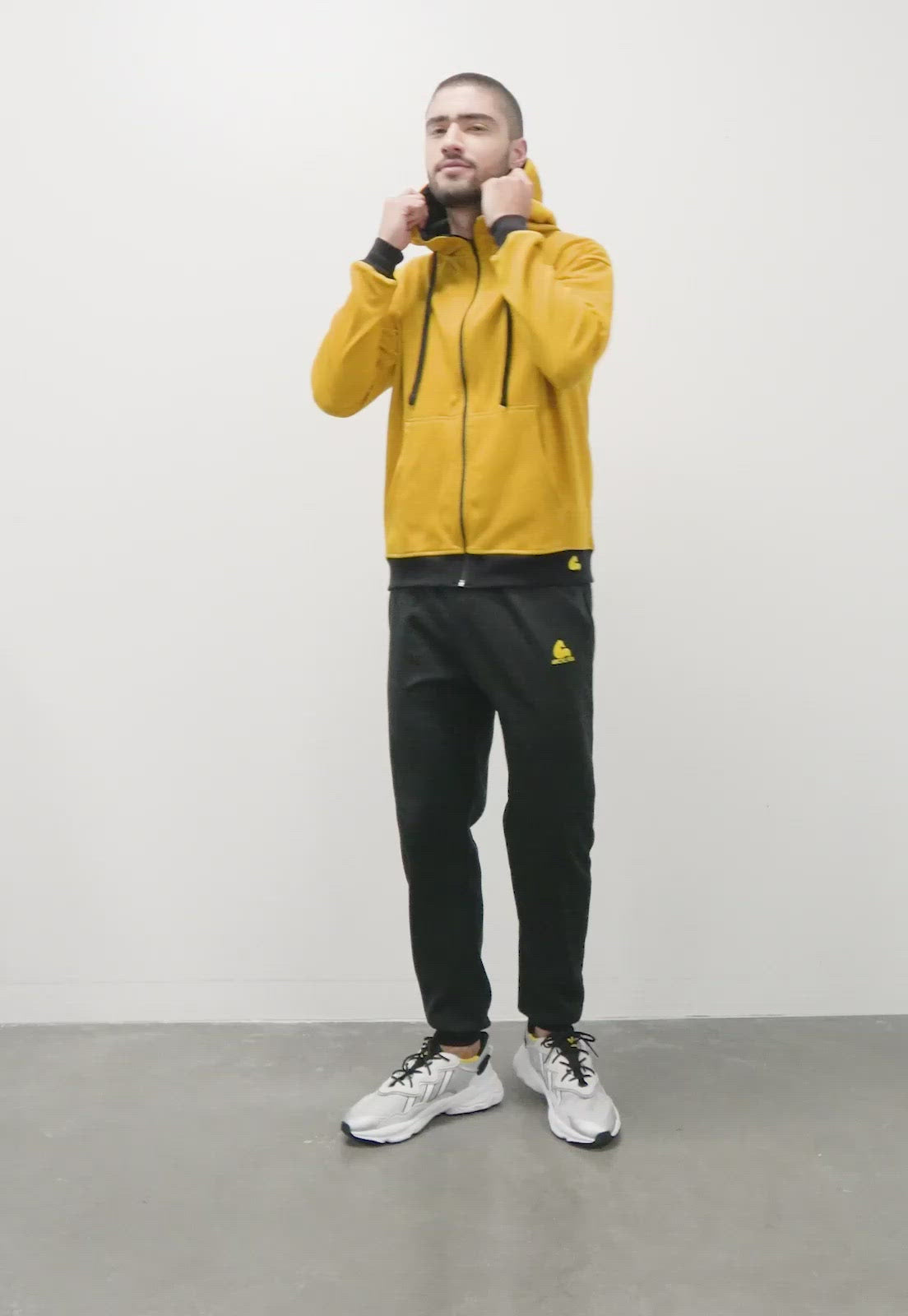 Sudadera para Hombre | Chaqueta Mostaza | Pantalón Negro |