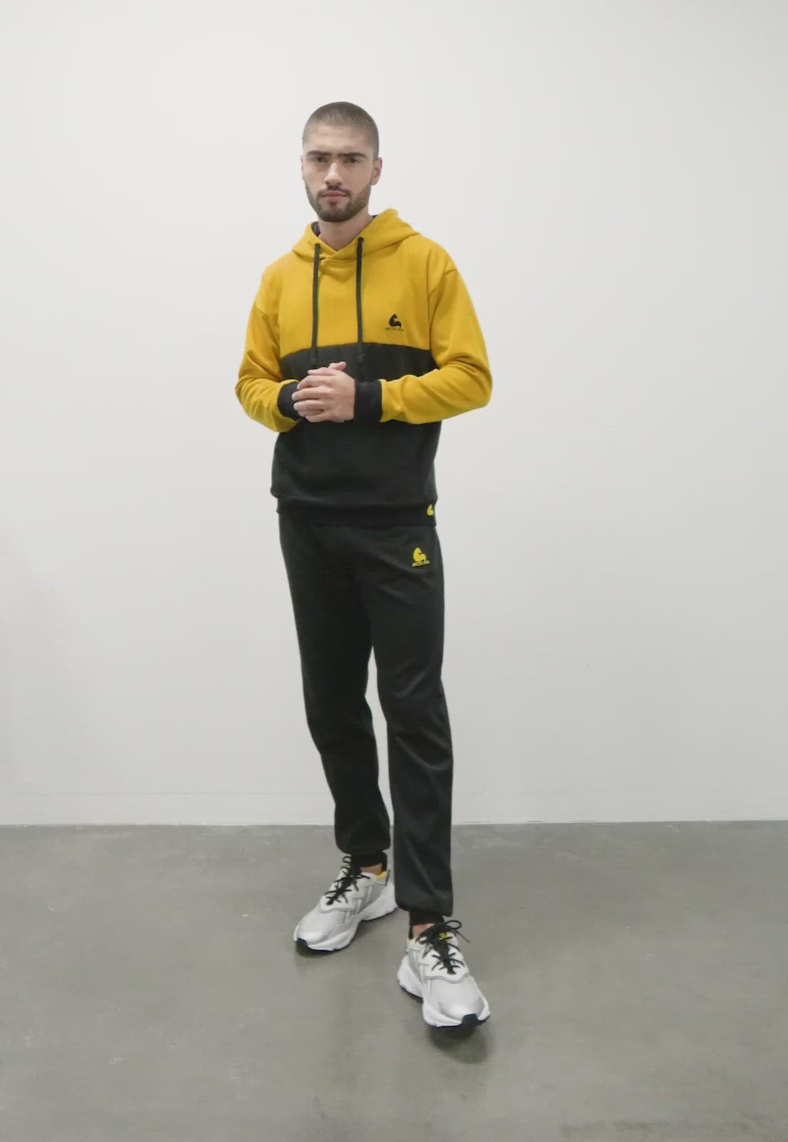 Conjunto deportivo sudadera Hombre | Hoodie Mostaza Negro | Corte Inglés |