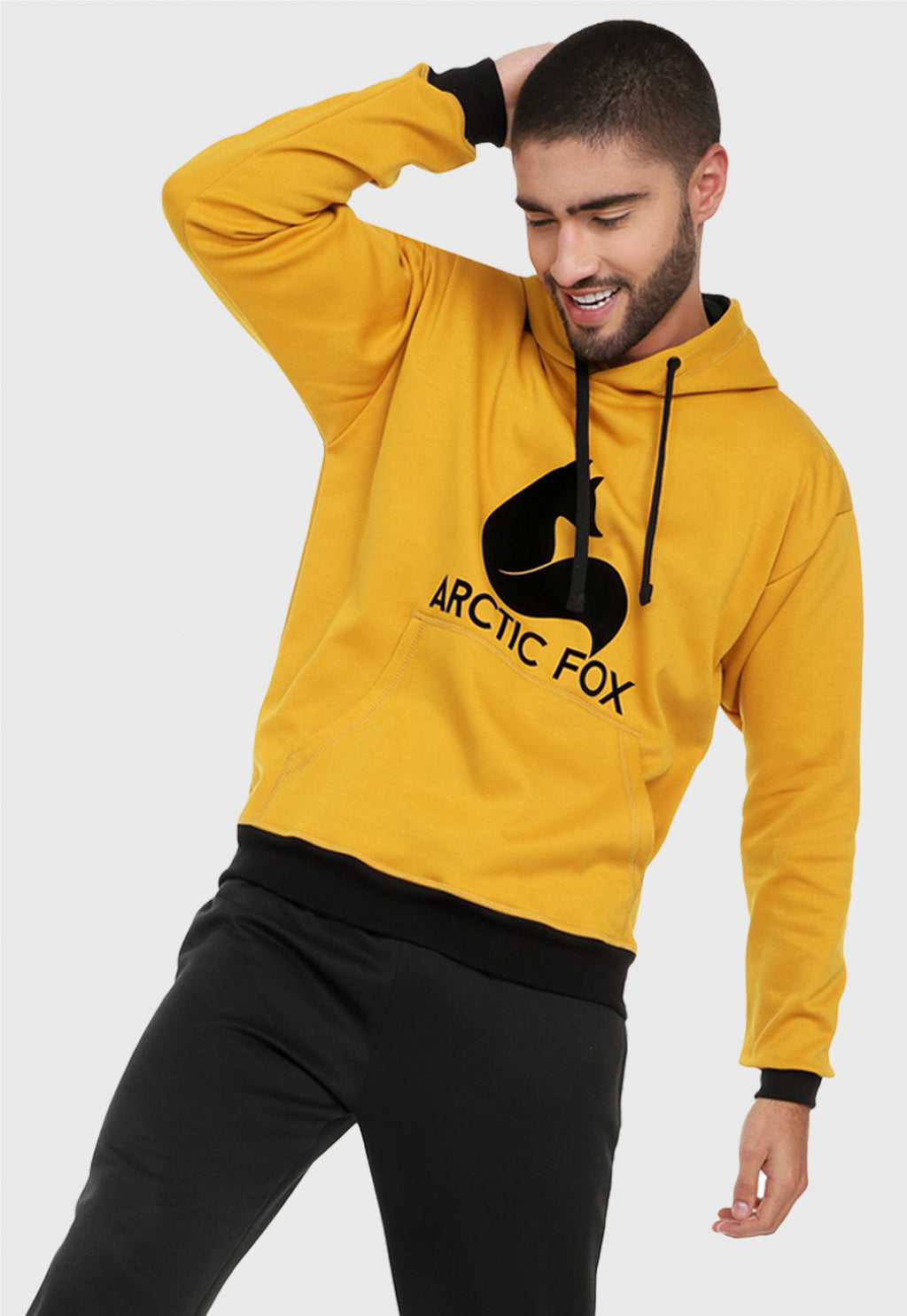 Hombre vistiendo el buzo hoodie mostaza para hombre Arctic Fox.