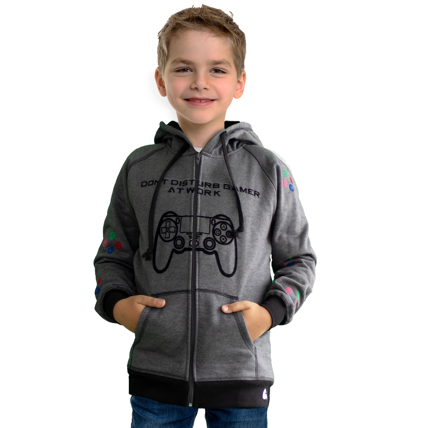 Niño vistiendo la chaqueta hoodie gris con control gamer estampado al frente y los comandos del control en los brazos.