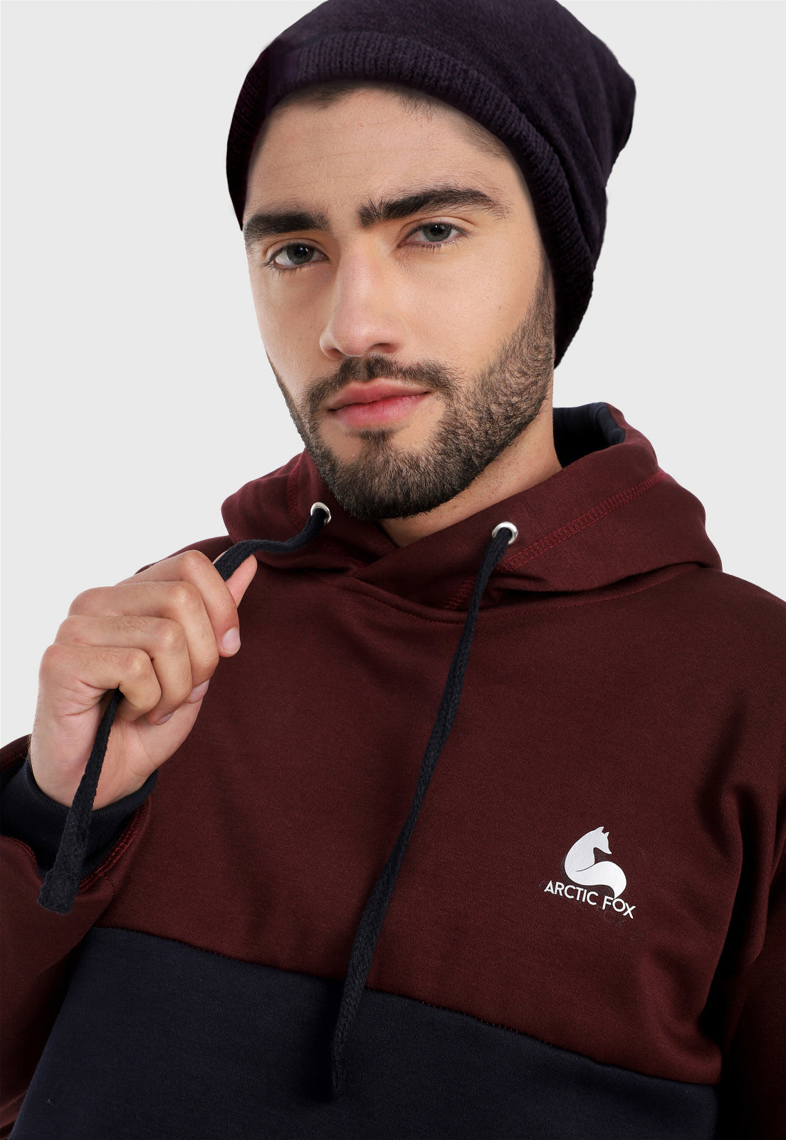 Detalle de hombre adulto vistiendo la sudadera para hombre conjunto buzo hoodie vinotinto y azul  y pantalón de sudadera azul.