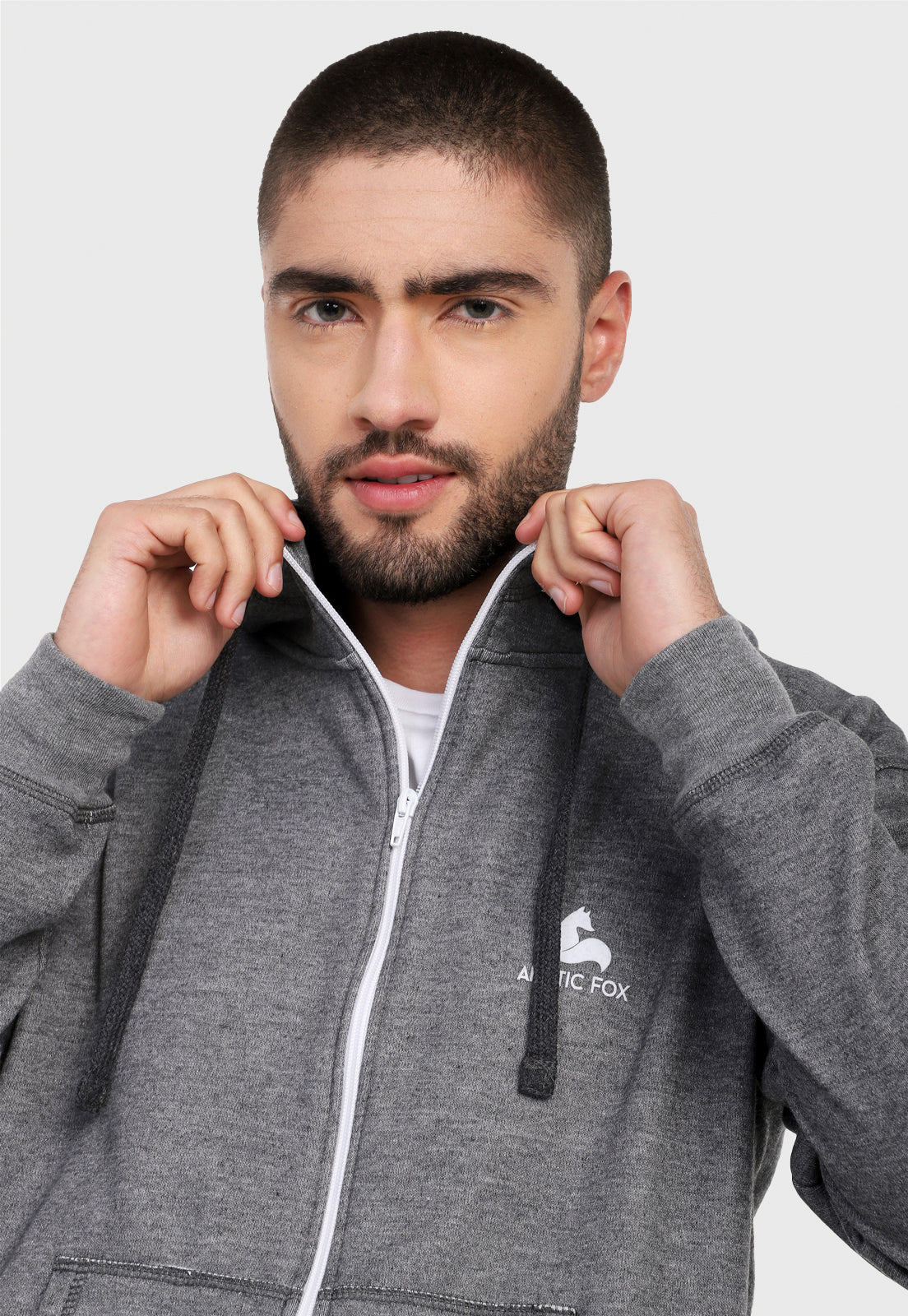 Detalle en cuello alto de hombre adulto vistiendo la sudadera para hombre conjunto chaqueta hoodie Gris Clásica con pantalón de sudadera gris.