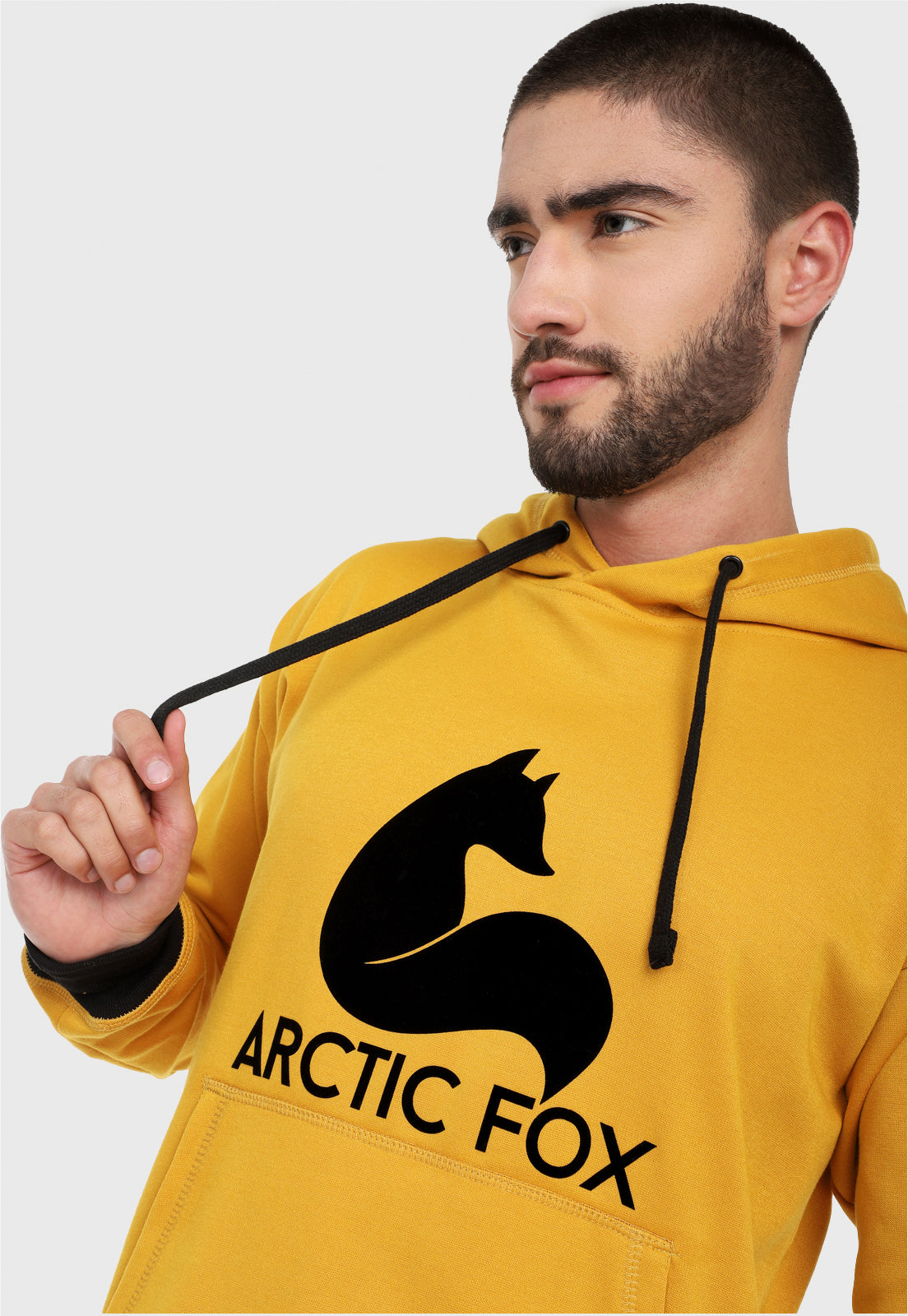 Detalle de hombre vistiendo el buzo hoodie mostaza para hombre Arctic Fox.