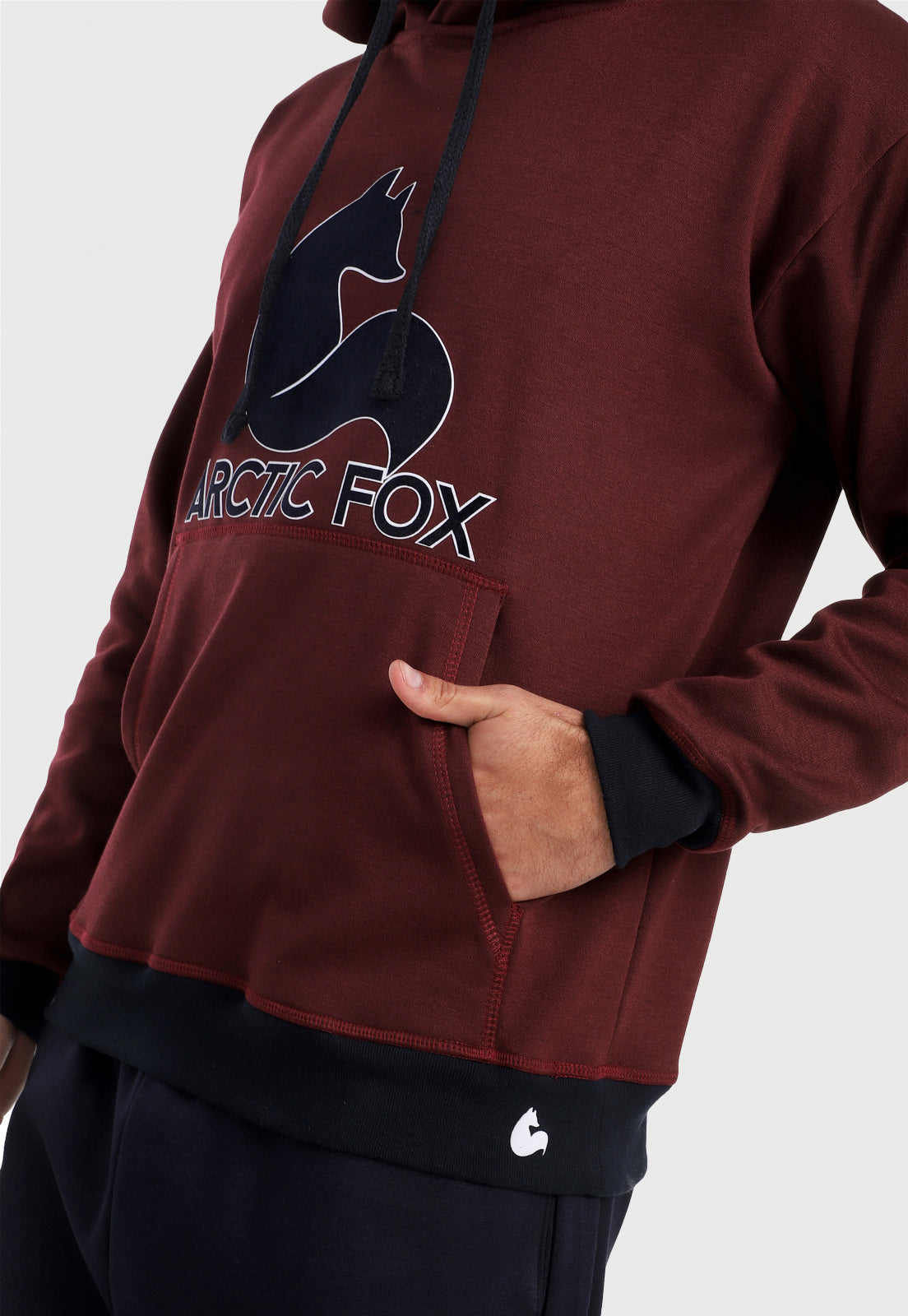 Detalle de hombre adulto vistiendo la sudadera para hombre conjunto buzo hoodie Vinotinto y Azul con pantalón de sudadera azul.