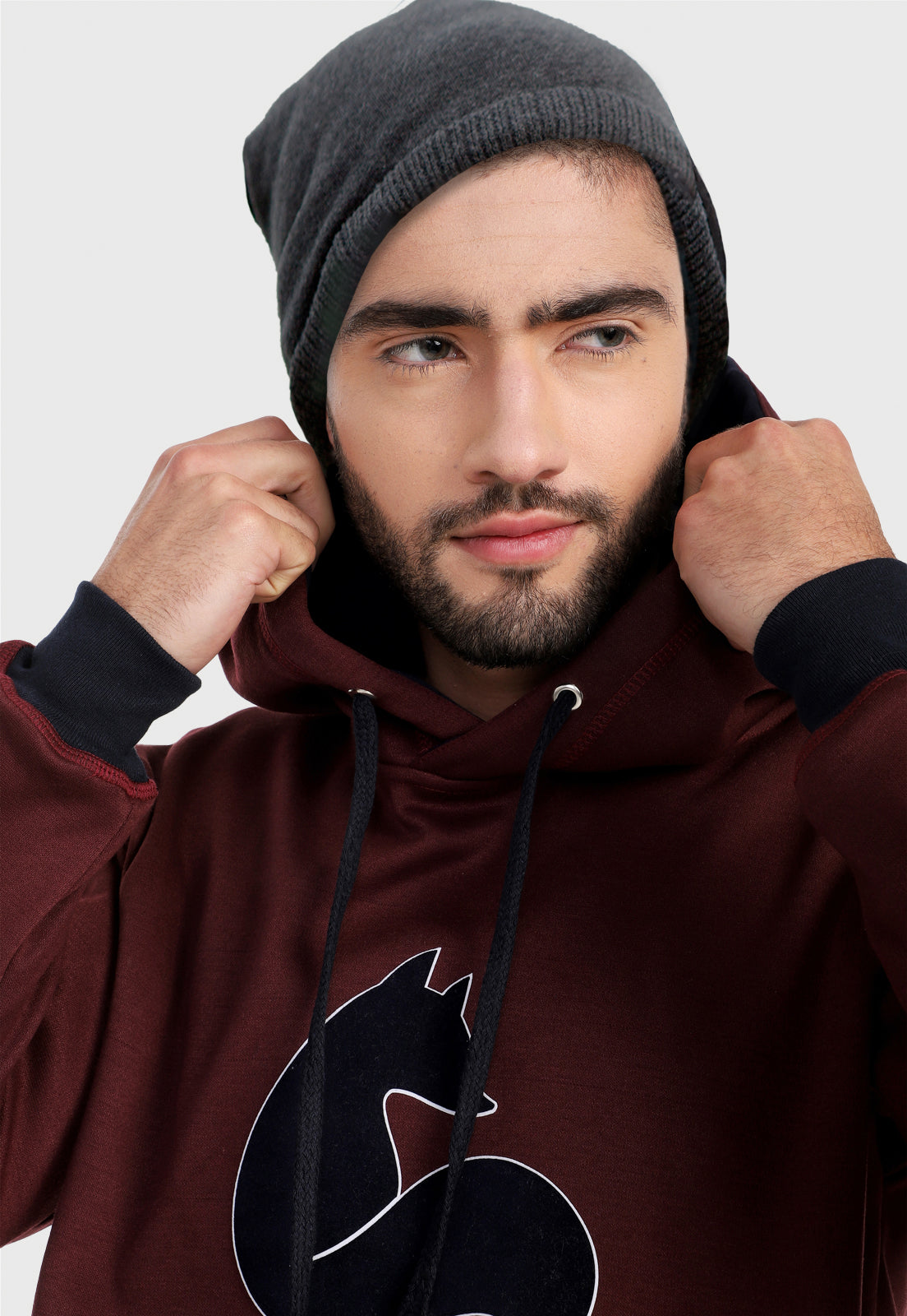 Detalle de hombre adulto vistiendo la sudadera para hombre conjunto buzo hoodie Vinotinto y Azul con pantalón de sudadera azul.