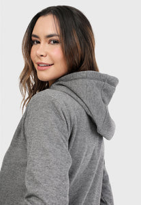 Detalle de Mujer vistiendo la sudadera para mujer conjunto buzo hoodie gris obscuro y pantalón de sudadera jaspe.