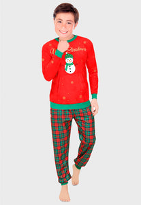 Lindo niño usando una pijama de navidad escosesas con saco rojo en el centro tiene un estampado de muñeco de nieve 