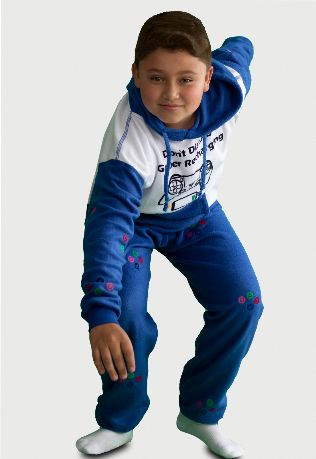 niño con pose de salir corriendo vistiendo una pijama de gamer play station color azul