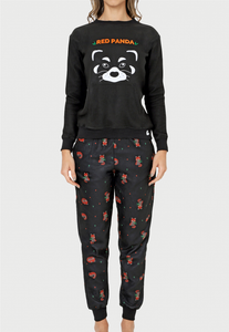 una joven usando una pijama de saco negro con la cara de un panda rojo en el centro y una grase en naranja que dice red panda, el pantalon tiene varios panditas rojos 
