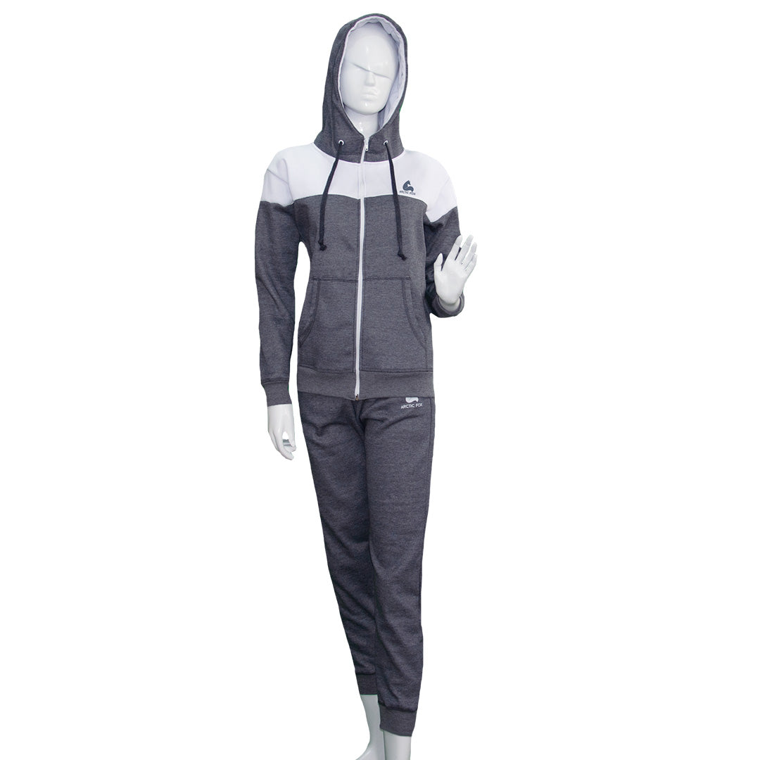 Maniquí alto, visto de frente, vistiendo una linda sudadera gris con corte blanco arriba en el busto, capota forrada con tela blanca y bolsillo Canguro. Diseño de Arctic Fox Colombia.