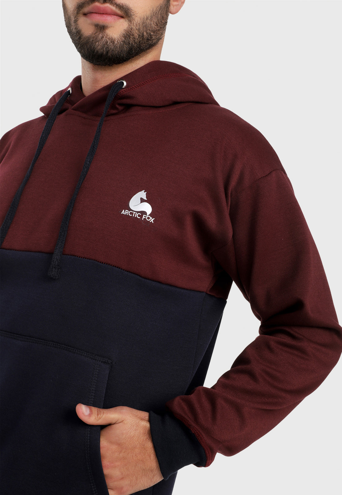 Detalle de hombre adulto vistiendo la sudadera para hombre conjunto buzo hoodie vinotinto y azul  y pantalón de sudadera azul.