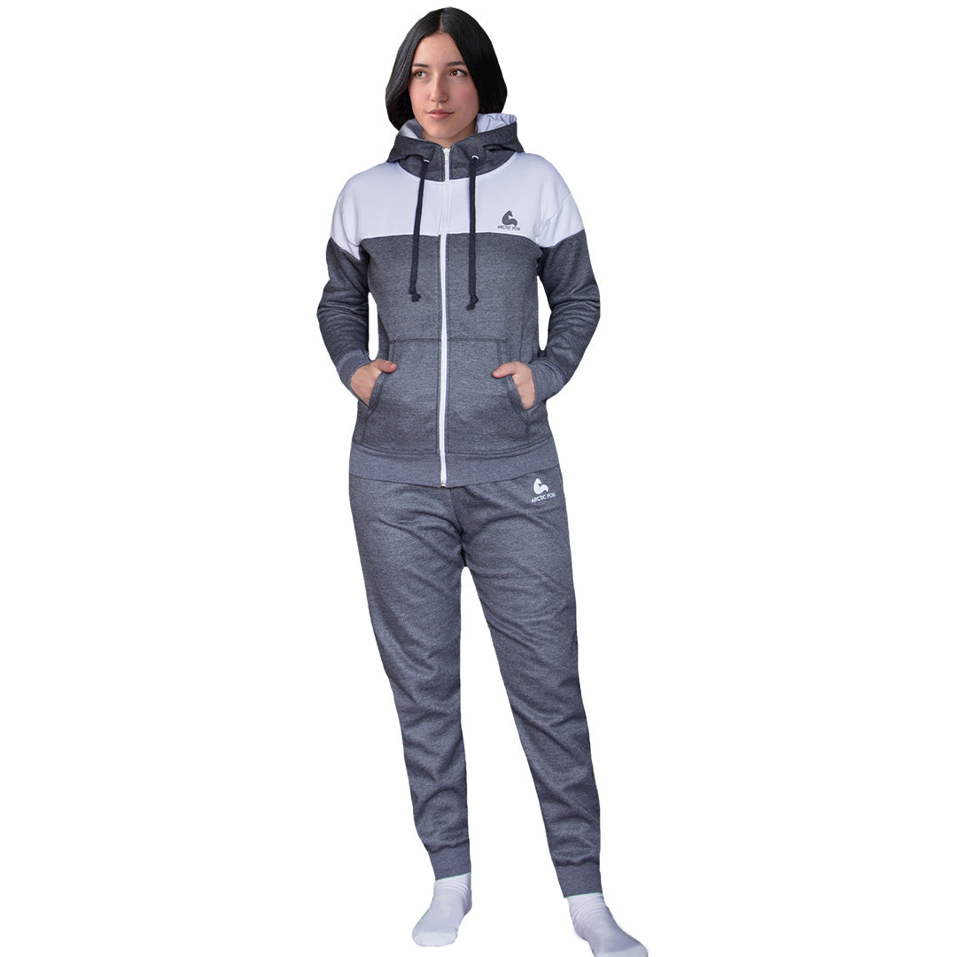 Mujer alta de frente, vistiendo una linda sudadera gris con corte blanco arriba en el busto, capota forrada con tela blanca y bolsillo Canguro. Diseño de Arctic Fox Colombia.