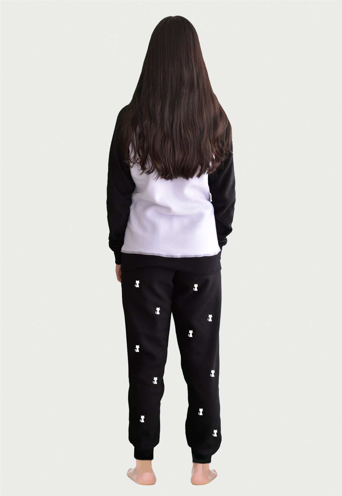 Mujer de espalda vistiendo la Pijama para mujer referencia Gata Negra de Arctic Fox Colombia