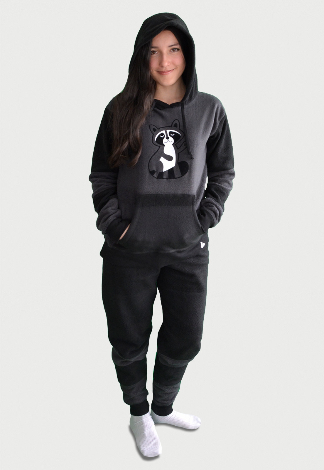 una linda jovencita usando una pijama tipo sudadera con un mapache en el centrro estampado color gris y negro