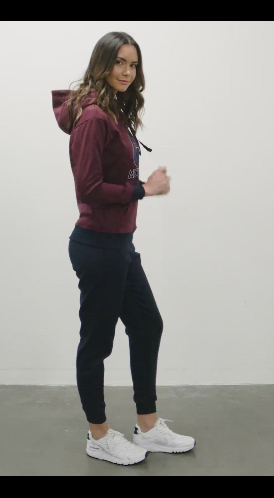 video de una linda mujer luciendo una sudadera vinotinto y azul de arctic fox