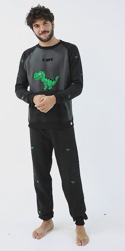 hombre luciendo una pijama termica de arctic Fox Trex