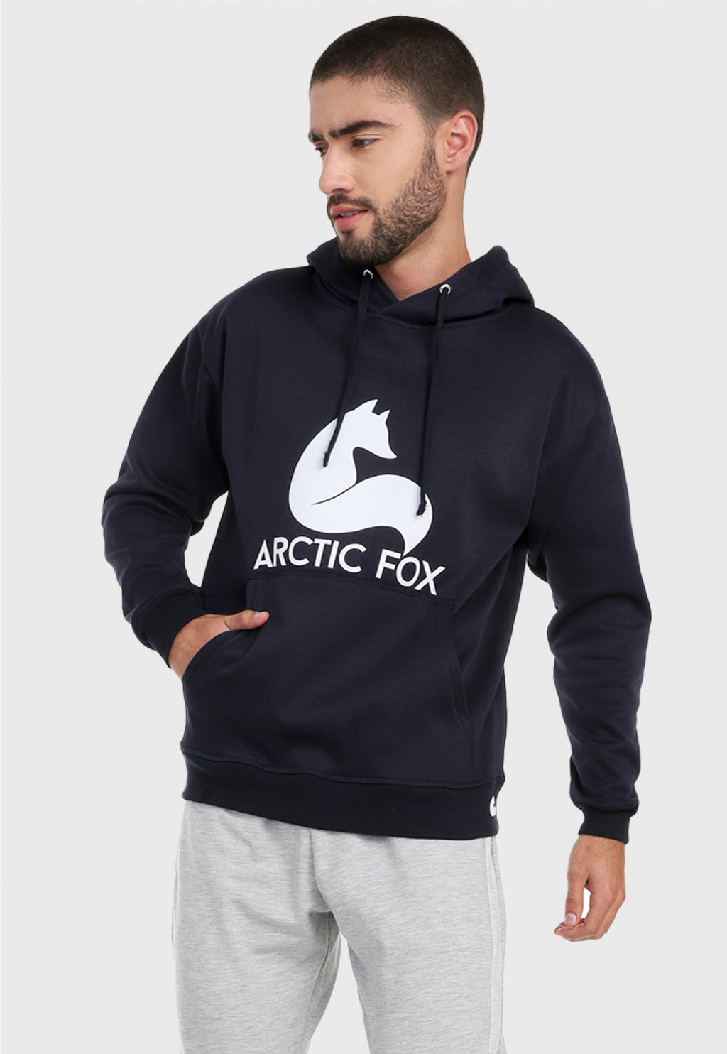 Hombre vistiendo el buzo hoodie azul navi para hombre Arctic Fox.