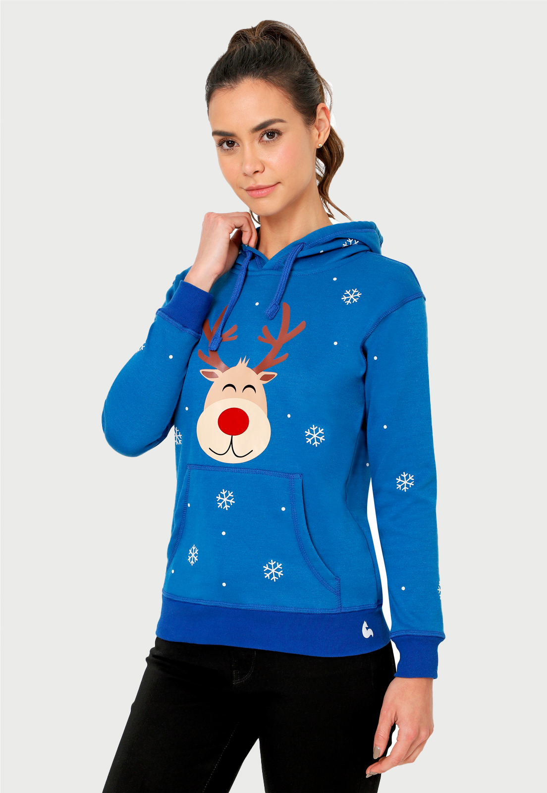 Mujer usando un buzo azul con el reno de santa en el centro