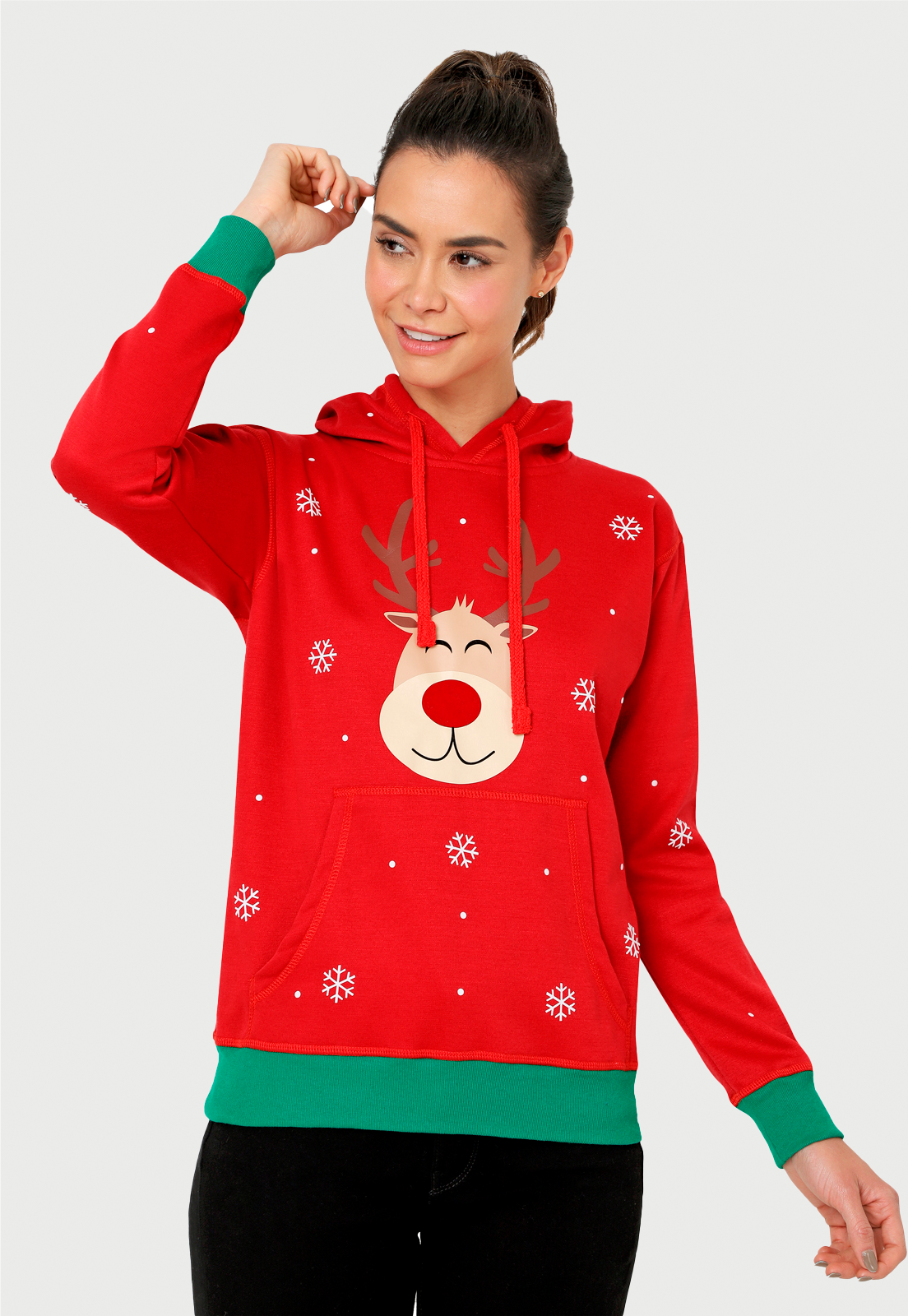 Mujer usando un buzo rojo de navidad que tiene en el frente un rudolf y esta adornado con copos rojos 