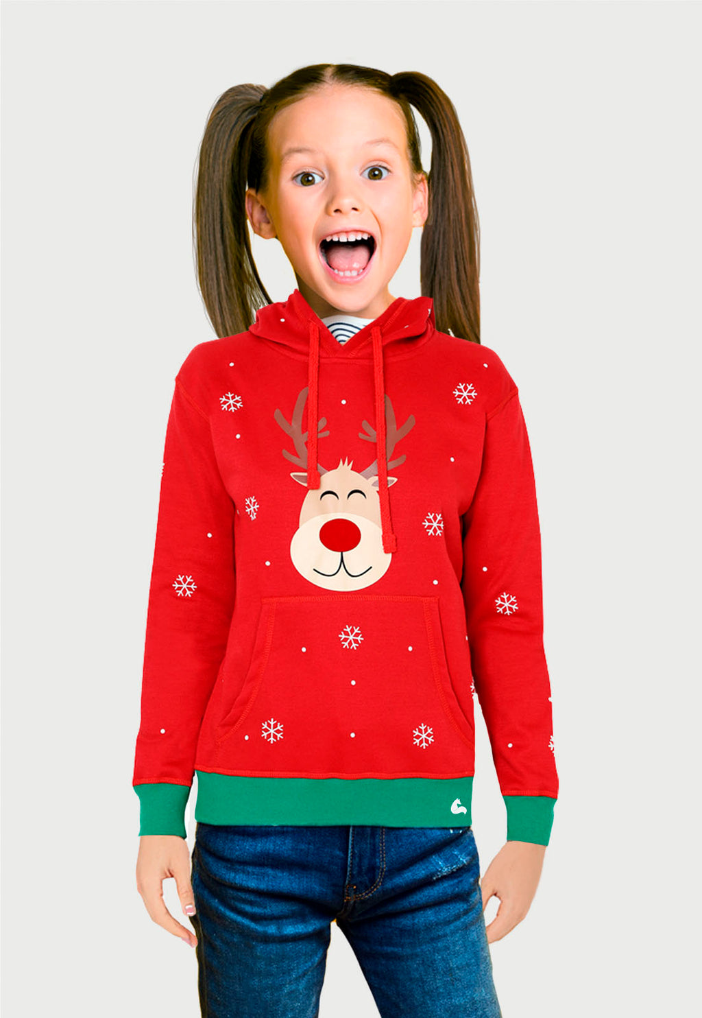 Linda Niña luciendo un Hoodie de navidad rojo con un reno en el centro que sonrie, tiene copos de nieve blancos 