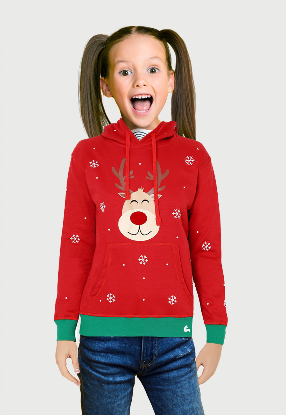 Linda Niña luciendo un Hoodie de navidad rojo con un reno en el centro que sonrie, tiene copos de nieve blancos 