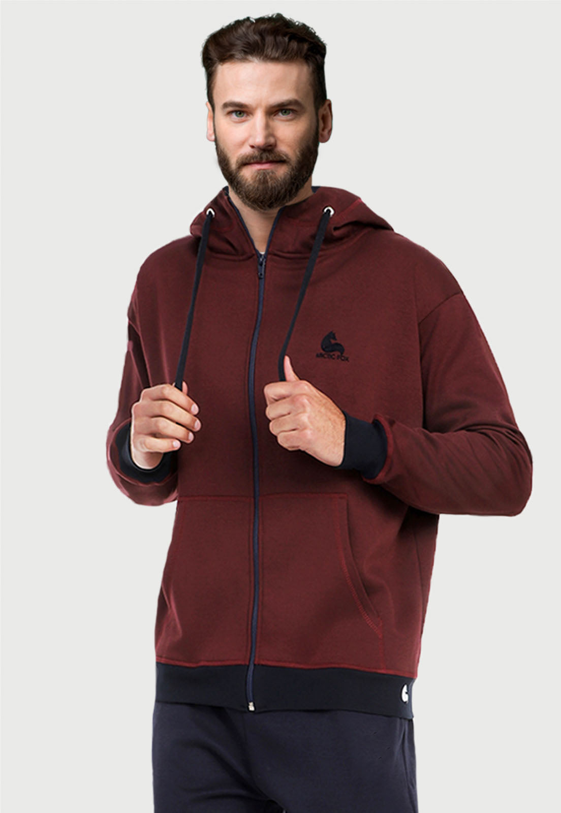 Hombre vistiendo la chaqueta hoodie vinotinto para hombre con capota forrada en azul.