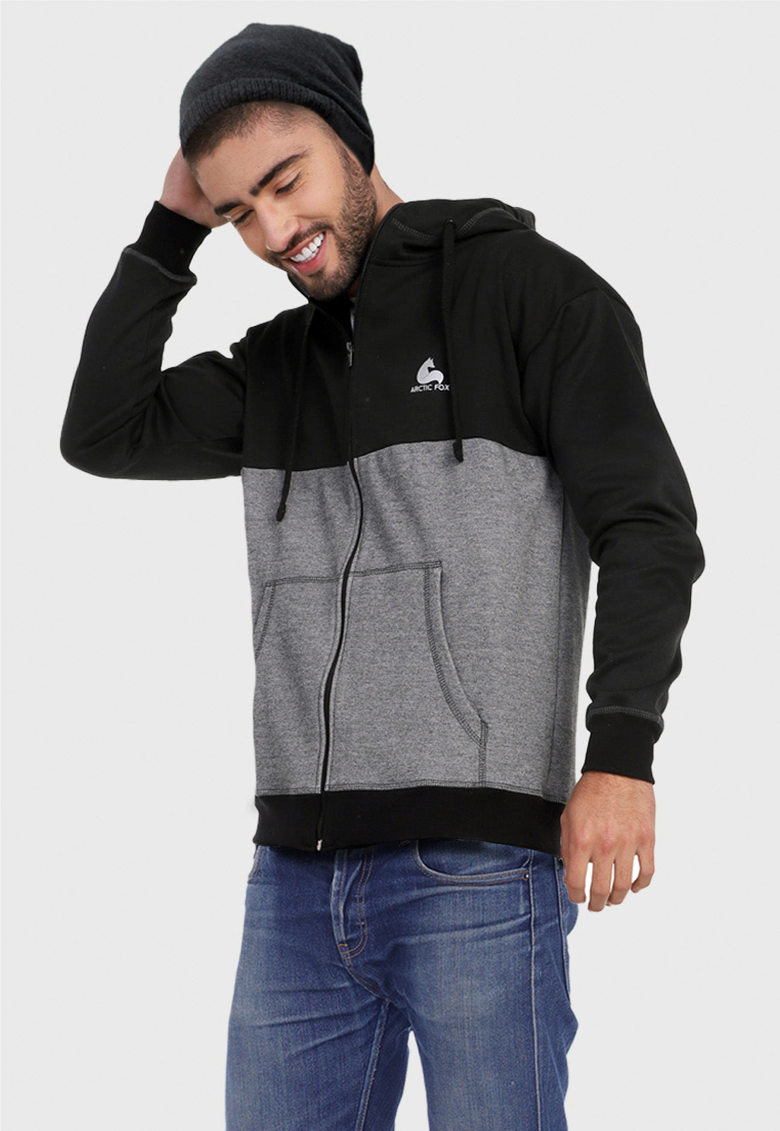 Hombre vistiendo la chaqueta hoodie negra y gris para hombre corte inglés con capota forrada.