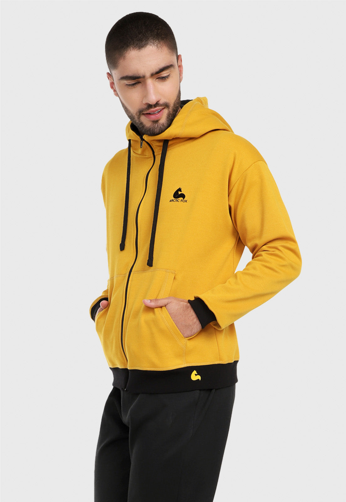 Hombre vistiendo la chaqueta hoodie mostaza para hombre con capota forrada al interior negra.