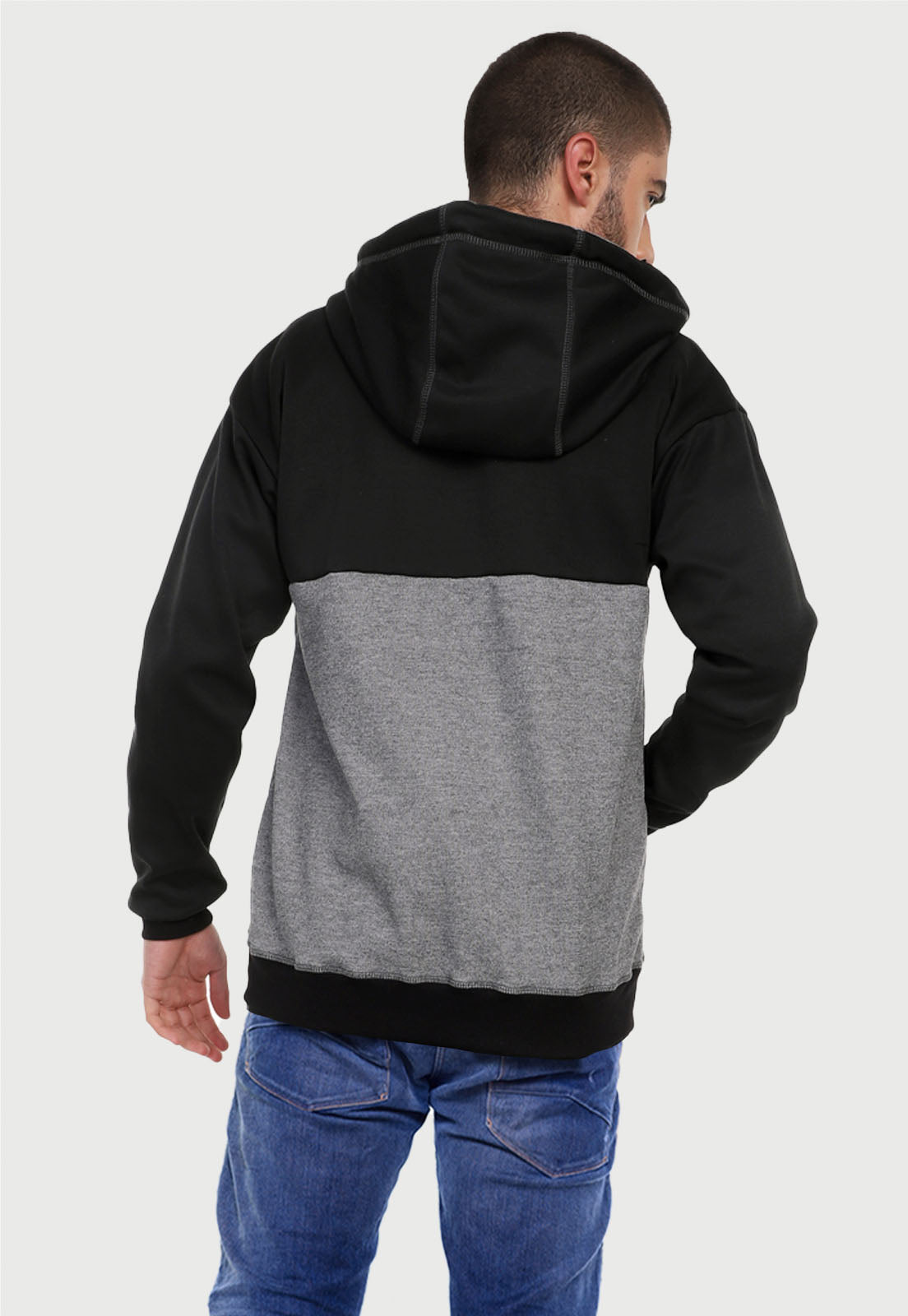 Hombre de espalda vistiendo la chaqueta hoodie negra y gris para hombre corte inglés con capota forrada.