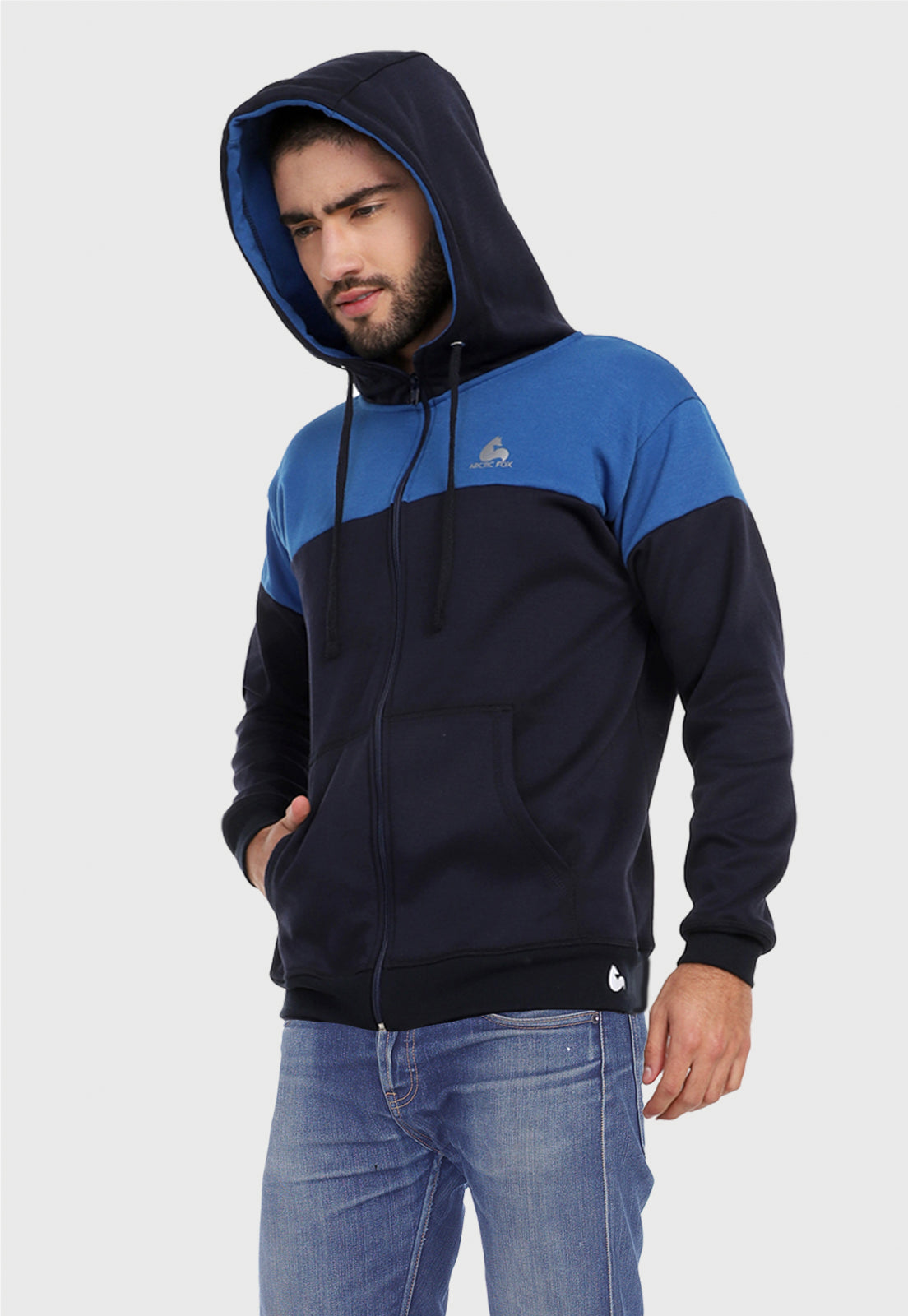 Hombre vistiendo la chaqueta hoodie azul oscuro y azul rey para hombre corte americano con capota forrada en azul rey.