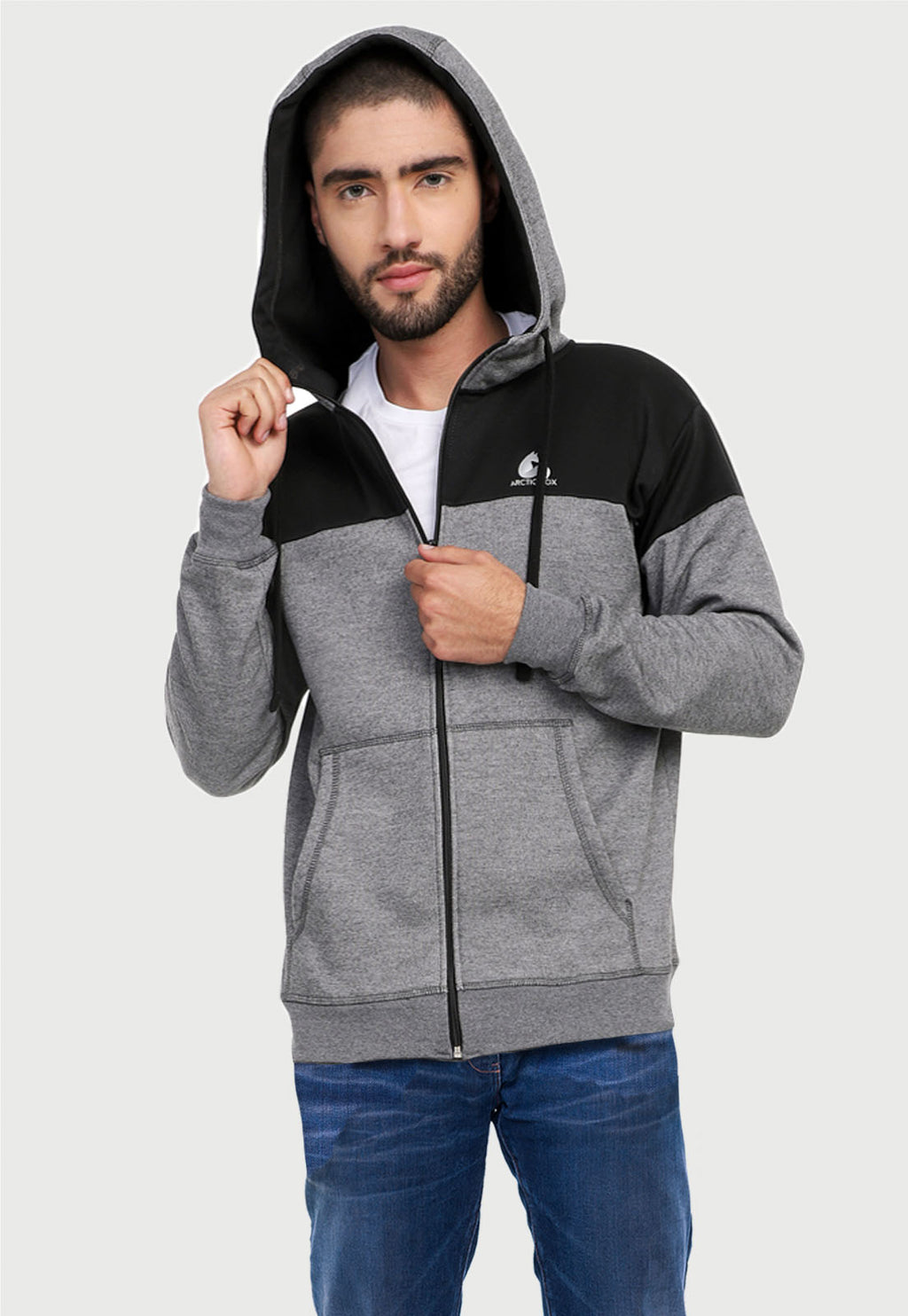 Hombre vistiendo la chaqueta hoodie negra y gris para hombre en algodón perchado corte americano.