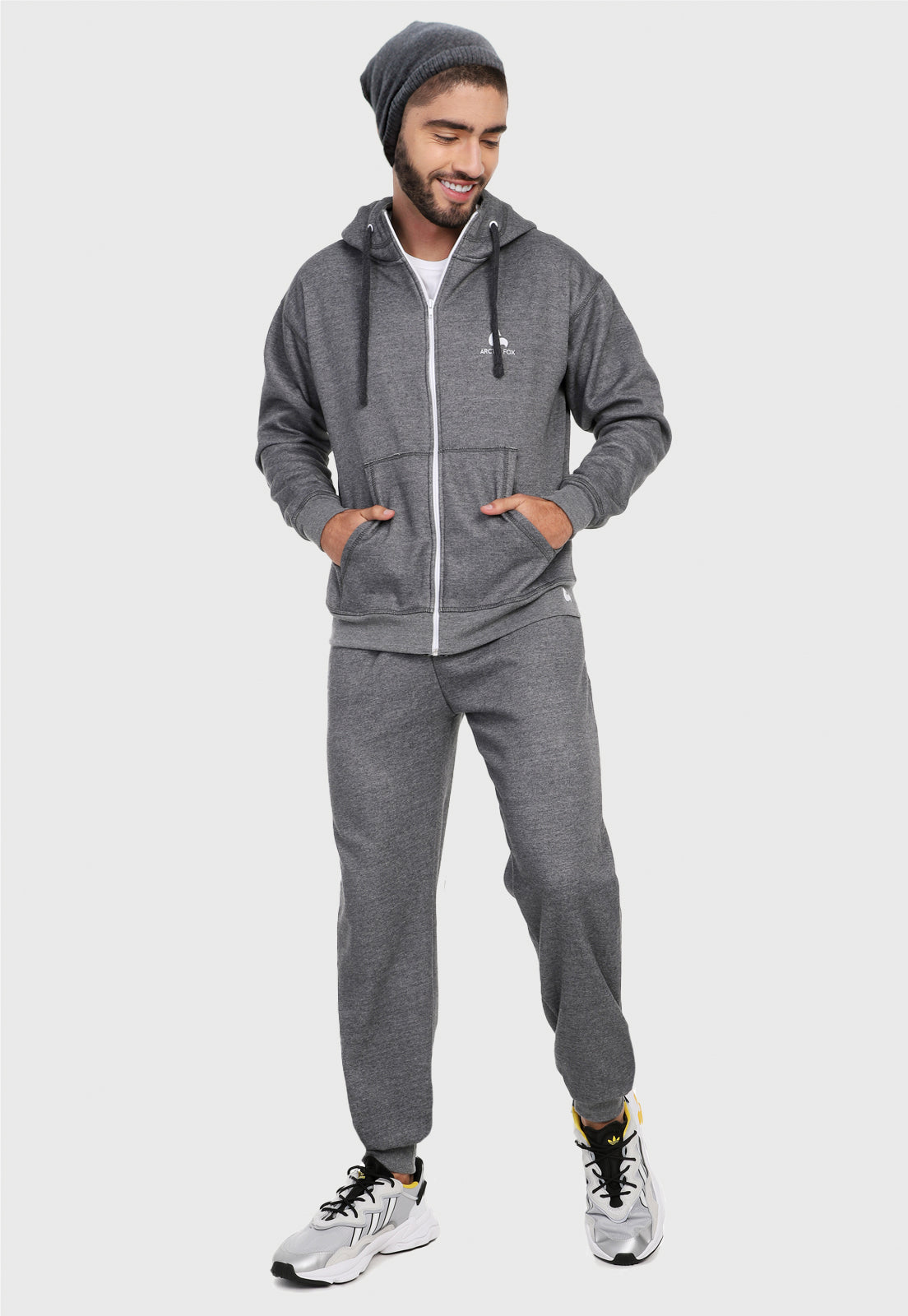 Hombre adulto vistiendo la sudadera para hombre conjunto chaqueta hoodie Gris Clásica con pantalón de sudadera gris.