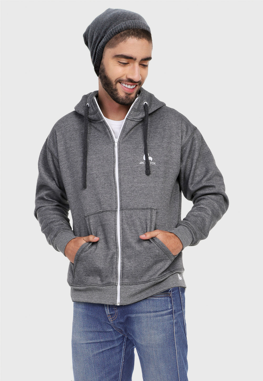 Hombre vistiendo la chaqueta hoodie gris para hombre con capota forrada.