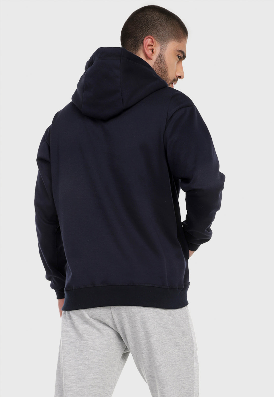 Hombre visto de espalda vistiendo el buzo hoodie azul navi  para hombre Arctic Fox.