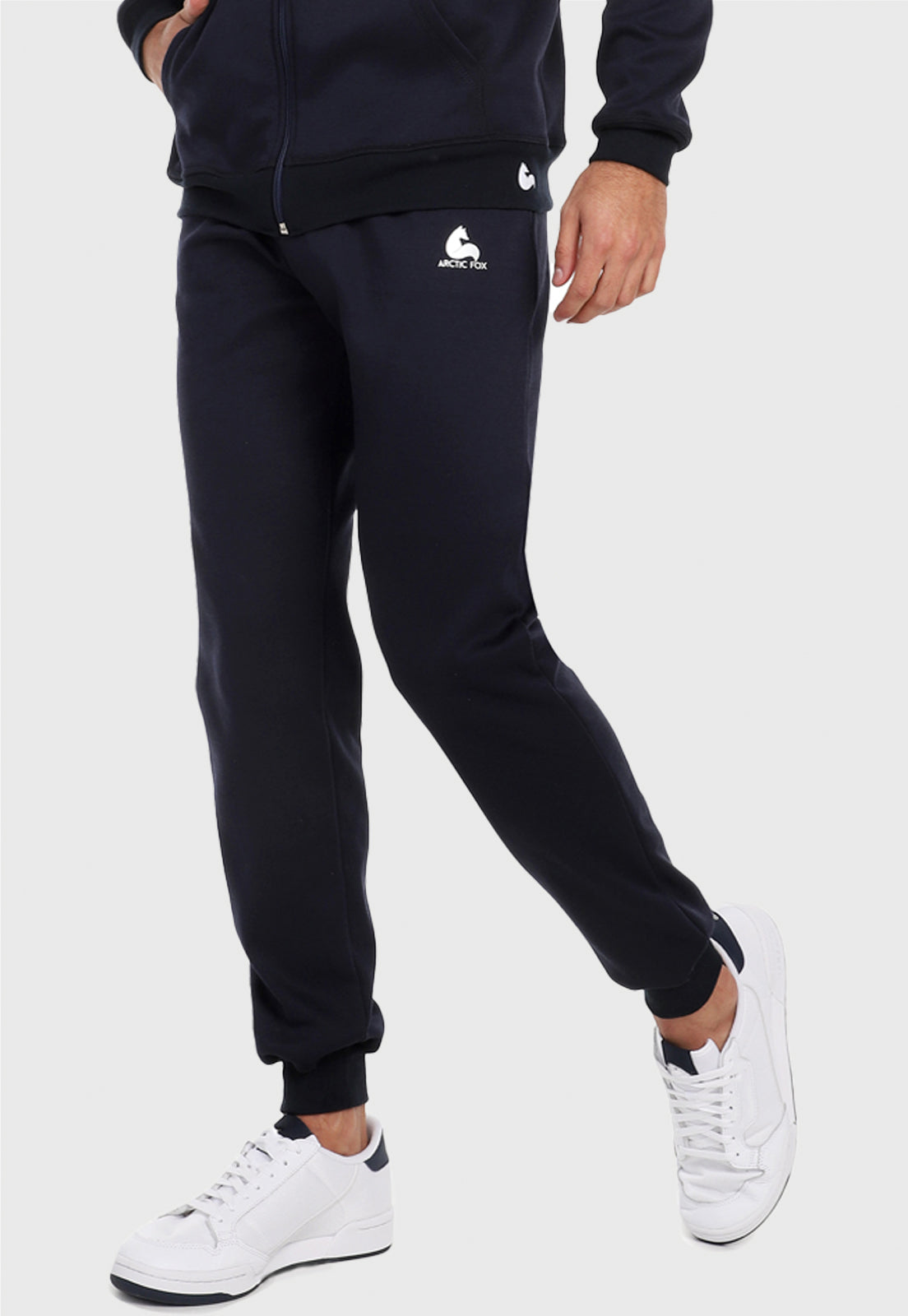 Hombre vistiendo el pantalón jogger para hombre azul navy.