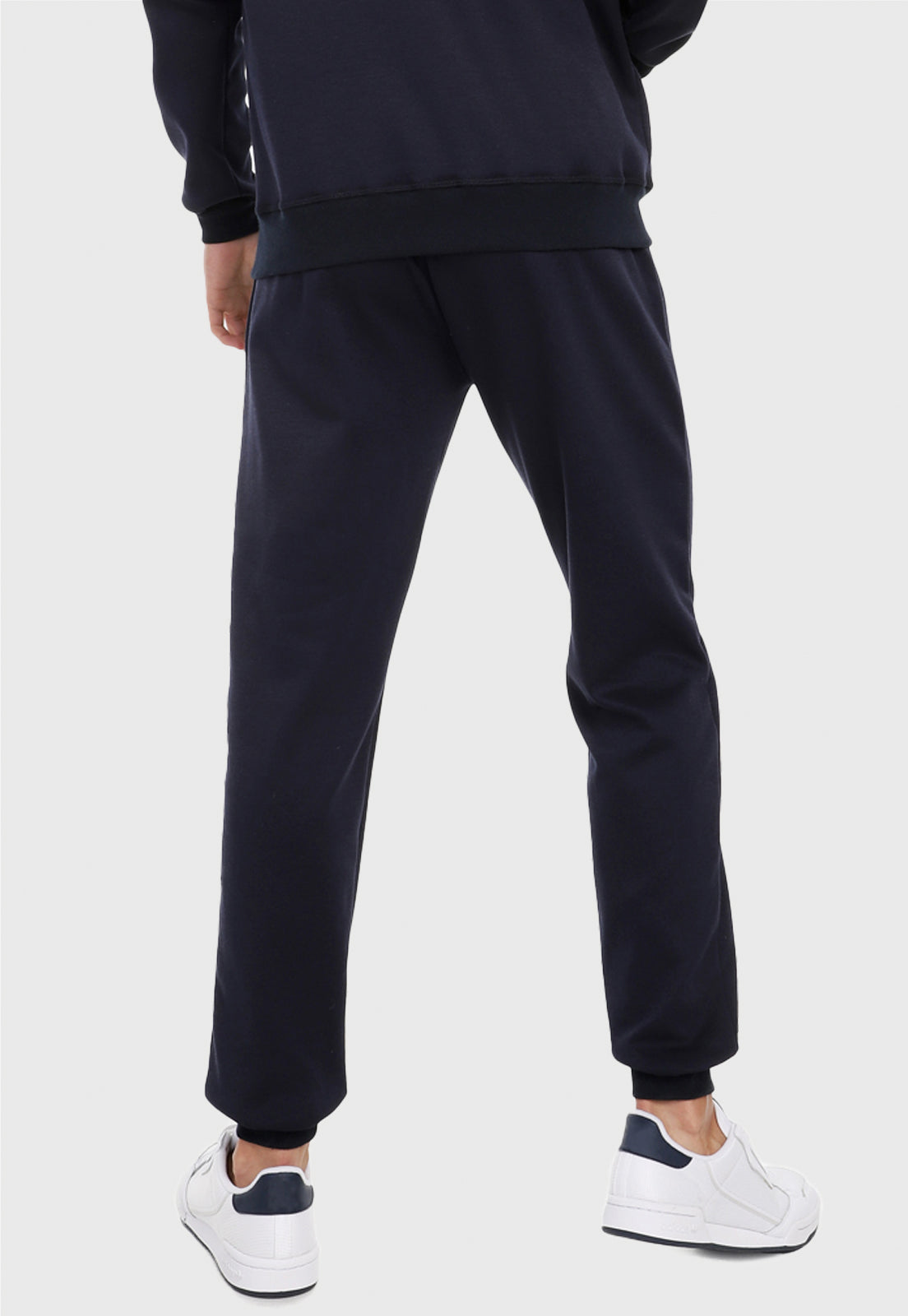 Hombre de espalda vistiendo el pantalón jogger para hombre azul navy.