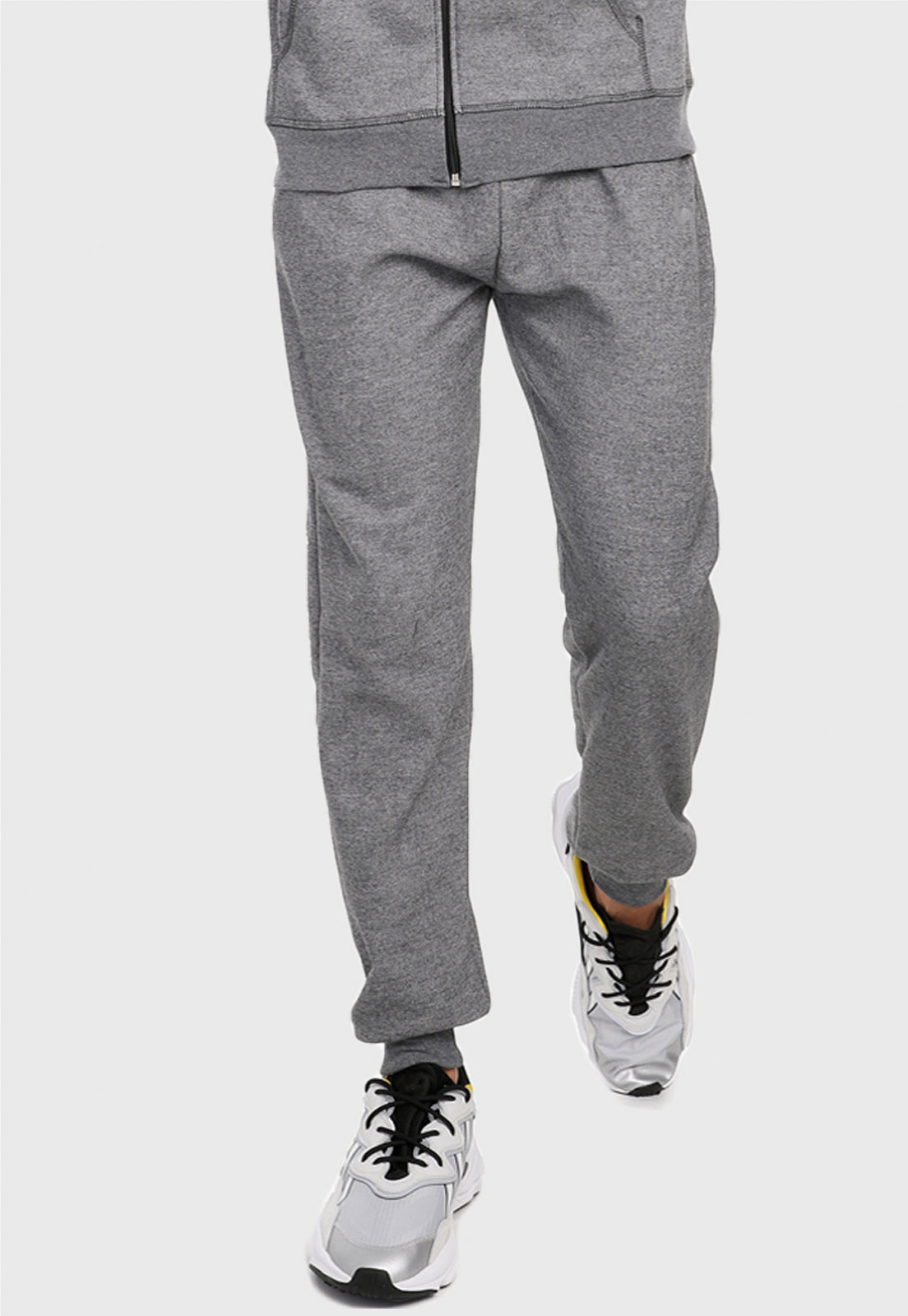 Hombre vistiendo el pantalón jogger para hombre gris obscuro.