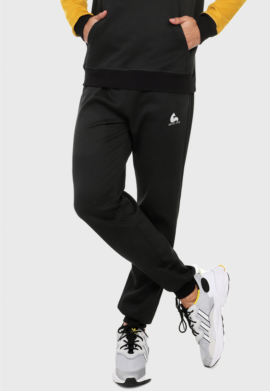 Hombre vistiendo el pantalón jogger para hombre negro.