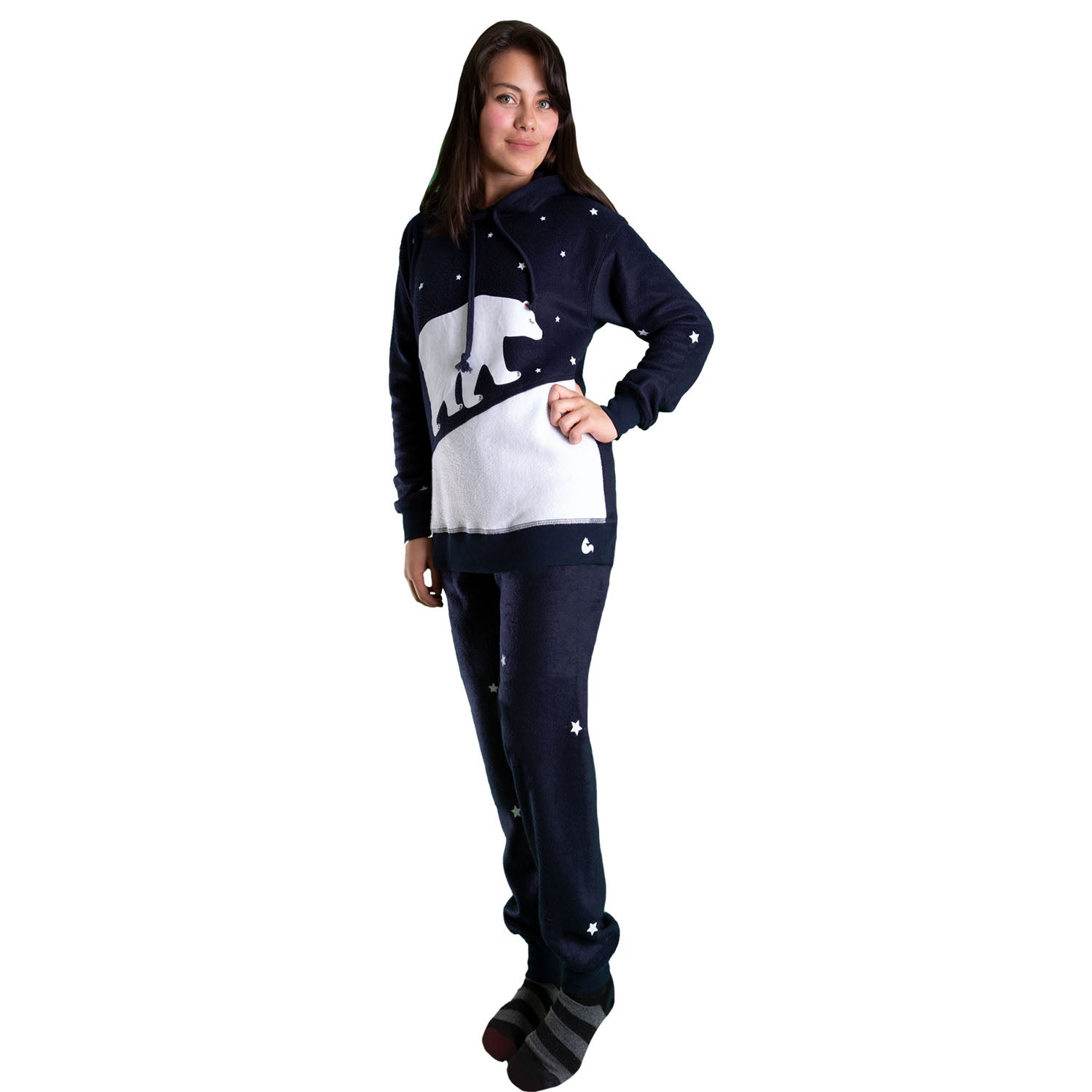 Mujer vistiendo la Pijama para Mujer Azul referencia Osa Polar con estrellas en mangas del buzo y pantalón y Oso Polar estampado en el pecho diseño de Arctic Fox Colombia