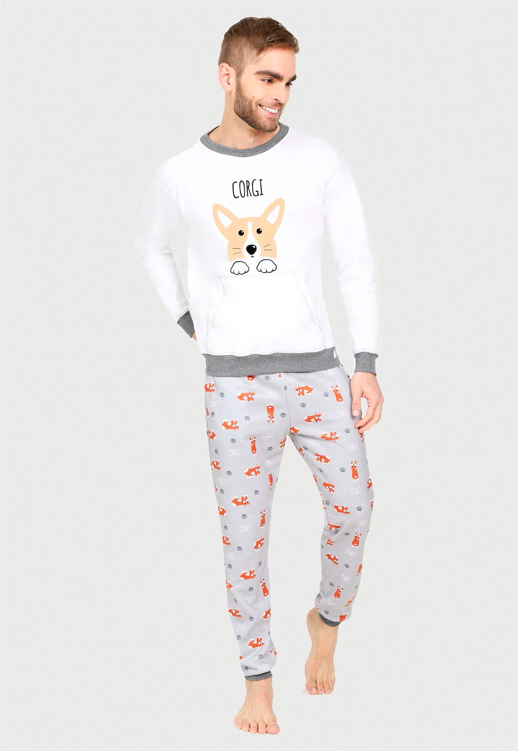 Hombre Joven luciendo una pijama de pantalon gris y saco blanco de Corgi