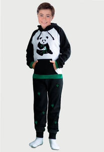 Niño vistiendo la Pijama para Niños Negra referencia Oso Panda, blanca y negra con un Oso Panda estampado en el pecho con ribs verdes en puños, tobillos y cintura, diseño de Arctic Fox Colombia
