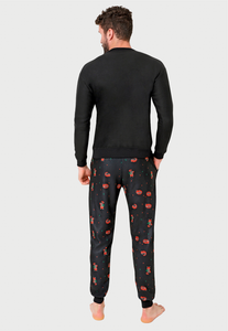 Hombre de espalda luciendo una pijama de saco y pantalon de panda rojo el saco es negro y el pantalon tiene varios pandas rojos 