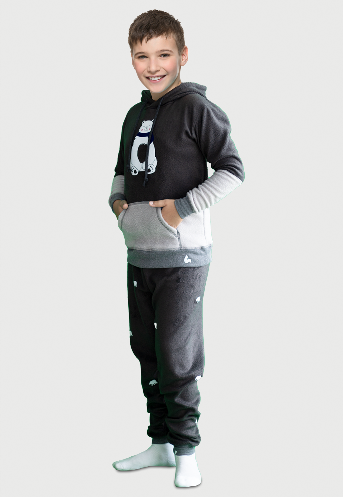 Niño vistiendo la Pijama para Niño Gris Oscuro y Gris Claro referencia Oso Panda con una Bufanda Azul, combinación de gris oscuro y perlado con un oso panda estampado en el pecho, diseño de Arctic Fox Colombia
