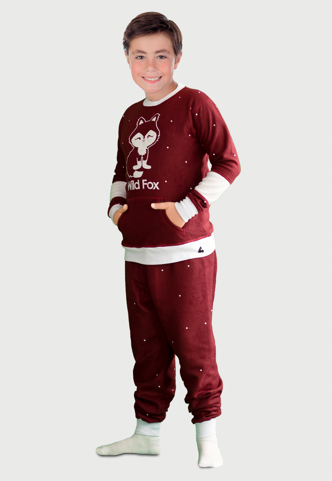 Lindo niño usando una pijama vinotinto estampada con un zorro blanco