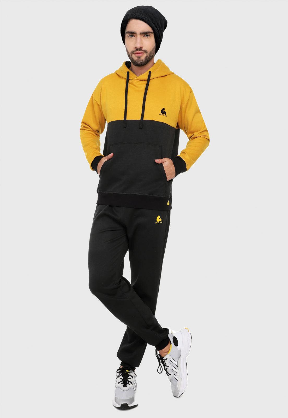 Hombre vistiendo el pantalón jogger para hombre negro.