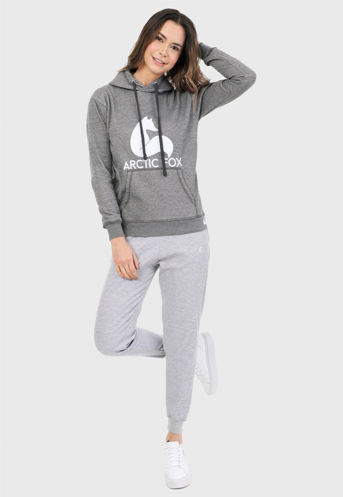 Mujer vistiendo la sudadera para mujer conjunto buzo hoodie gris obscuro y pantalón de sudadera jaspe.