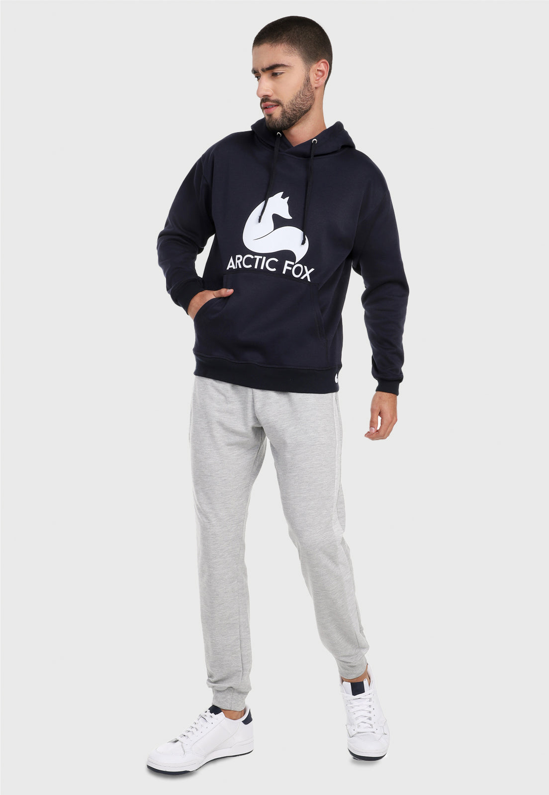 Hombre adulto vistiendo la sudadera para hombre conjunto buzo azul con pantalón de sudadera gris jaspe Arctic Fox.