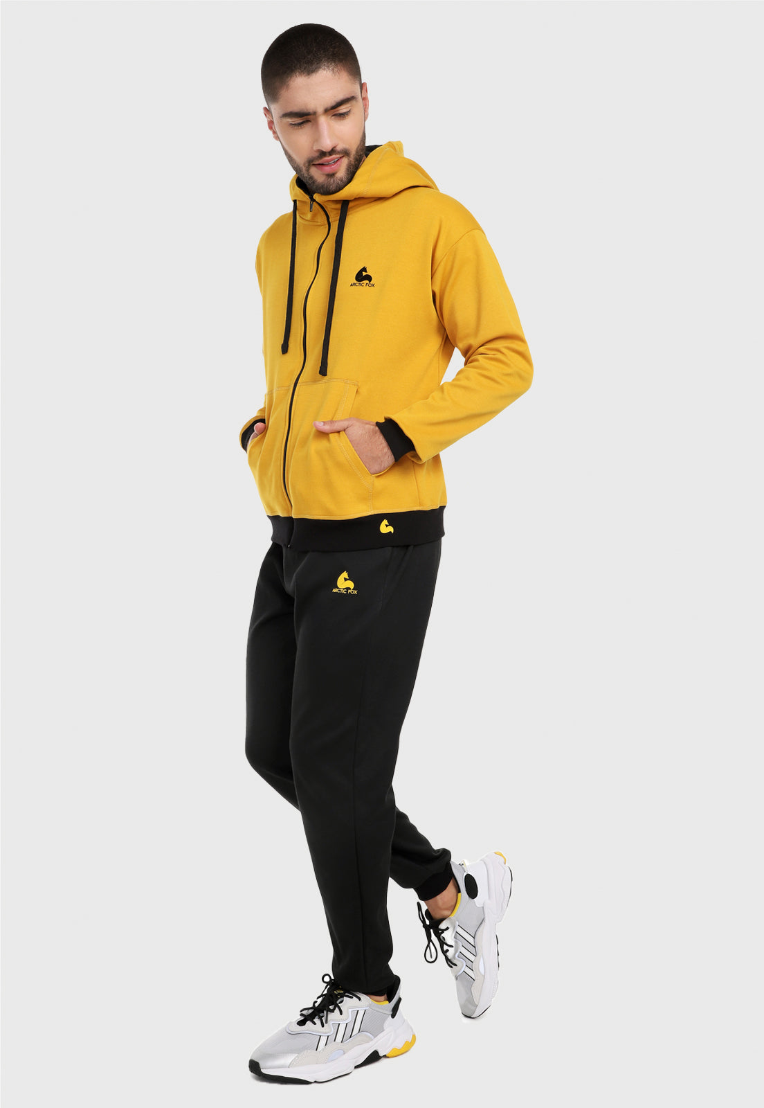Hombre vistiendo la chaqueta hoodie mostaza para hombre con capota forrada al interior negra.
