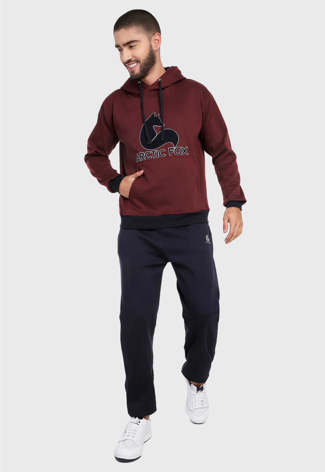 Hombre adulto vistiendo la sudadera para hombre conjunto buzo hoodie Vinotinto y Azul con pantalón de sudadera azul.